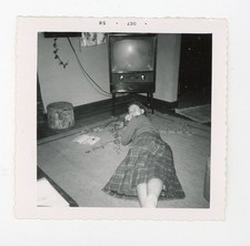 Menina deitada no chão assistindo TV - foto instantânea vintage feminina comprar usado  Enviando para Brazil