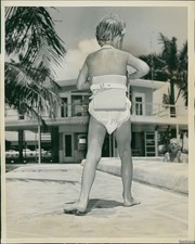 1958 foto jovem em piscina vadeando com bloco de isopor cinto vital crianças 8X10 comprar usado 1958 foto jovem em piscina vadeando com bloco de isopor cinto vital crianças 8X10 comprar usado  Enviando para Brazil