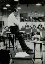 1963 Press Photo Percy Faith, membros da orquestra fazem pausa para ensaio em estúdio comprar usado  Enviando para Brazil