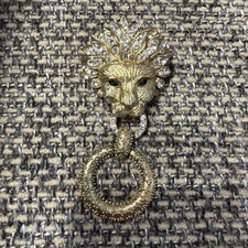 Broche Camrose Kross Jacqueline Kennedy cabeça de leão cristais texturizados tom dourado , usado comprar usado  Enviando para Brazil