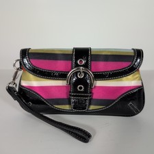 Fivela de couro envernizado Coach Legacy listra cetim pulseira clutch preta comprar usado Fivela de couro envernizado Coach Legacy listra cetim pulseira clutch preta comprar usado  Enviando para Brazil