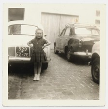 Girl child poses d'occasion  Expédié en Belgium