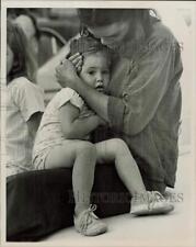 1977 Press Photo Mother comforts Child - sra27097 comprar usado  Enviando para Brazil