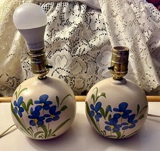 Par de abajures de cerâmica em forma de globo - pintados florais - um tem 5,5" de diâmetro. other is 5" comprar usado  Enviando para Brazil