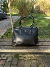 Bolsa tote de couro Prada Milano Saffiano preta com trava de giro duplo bolsa média  comprar usado Bolsa tote de couro Prada Milano Saffiano preta com trava de giro duplo bolsa média  comprar usado  Enviando para Brazil