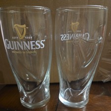 Conjunto de 2 copos Guinness Pint 20 oz. Irlanda fabricada em Dublin Est 1759 comprar usado Conjunto de 2 copos Guinness Pint 20 oz. Irlanda fabricada em Dublin Est 1759 comprar usado  Enviando para Brazil