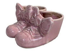 Sapatos de bebê rosa vintage McCoy plantador de cerâmica anos 40 ou 50 4 x 2 quarto de bebê comprar usado  Enviando para Brazil
