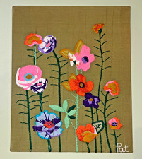 FOTO BORDADA CREWEL VINTAGE MCM, FLORES EM VERDE, POR PAT, 18 POR 22" comprar usado  Enviando para Brazil