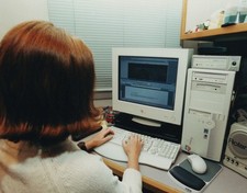 Computador feminino década de 1990 monitor CRT escritório desktop espaço de trabalho POV cabeça de visão traseira comprar usado  Enviando para Brazil