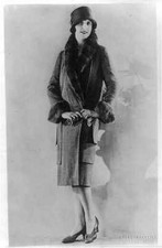 Women modeling clothing,homespun coat of gray,squirrel trimmed,Septenber 11,1926 comprar usado  Enviando para Brazil