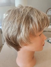 Peruca de alta costura amarrada à mão Pixie Boy Cut Petite SF 13/16 Misty Mocha, usado comprar usado  Enviando para Brazil