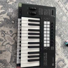 novation launchkey 25 comprar usado  Enviando para Brazil