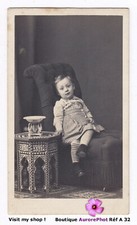 Young child posing d'occasion  Expédié en Belgium