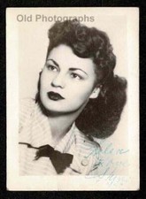 CLASSE SÊNIOR? FOTO DE ESTÚDIO LINDA JOVEM MULHER ANTIGA/VINTAGE FOTO INSTANTÂNEA - C921 comprar usado  Enviando para Brazil