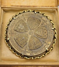 Medaille bijoux broche usato  Spedire a Italy