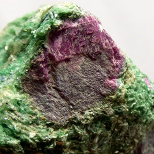 Cristais de rubi rosa em espécime mineral de mica fúcsita verde Madagascar 7cm comprar usado  Enviando para Brazil