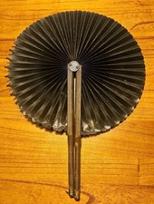 Acordeão dobrável antigo vitoriano de luto ventilador de mão cabo de couro ponta de latão comprar usado  Enviando para Brazil