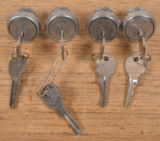 4x Cilindros de trava de gaveta de armário vintage DIEBOLD C8160 com 2 chaves cada comprar usado 4x Cilindros de trava de gaveta de armário vintage DIEBOLD C8160 com 2 chaves cada comprar usado  Enviando para Brazil