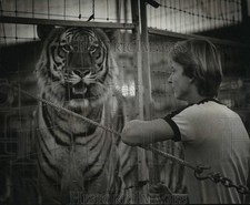 1981 Press Photo Bruno Blaszak obok tygrysa w Muzeum Świata Cyrku w Baraboo na sprzedaż  Wysyłka do Poland