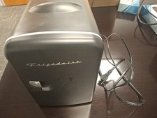 Mini geladeira retrô portátil Frigidaire EFMIS129 comprar usado Mini geladeira retrô portátil Frigidaire EFMIS129 comprar usado  Enviando para Brazil