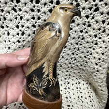 Estatueta esculpida à mão Buffalo Horn Eagle 5,5" base de madeira vida selvagem assinada 1996 comprar usado  Enviando para Brazil