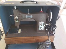 Usado, Máquina de costura rotativa doméstica vintage com estojo funciona bem com acessórios bobina comprar usado  Enviando para Brazil