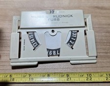 Calendário perpétuo vintage Morris Rudnick Furs Philadelphia publicidade metal comprar usado Calendário perpétuo vintage Morris Rudnick Furs Philadelphia publicidade metal comprar usado  Enviando para Brazil