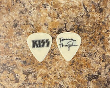 KISS - TOMMY THAYER Signature 2003-2004 Tour palheta de guitarra branca emitida, usado comprar usado  Enviando para Brazil