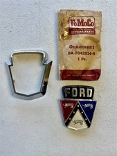NOS 1950 1951 Ford TAMPA DO PORTA-MALAS EMBLEMA ORNAMENTO #0A7042514-B e moldura #0a7042522-B comprar usado  Enviando para Brazil