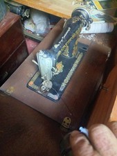 Usado, Máquina de costura cantora 1910 em mesa de madeira com gavetas e pedal comprar usado  Enviando para Brazil