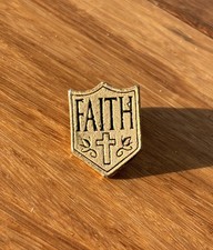 Usado, Broche de lapela Faith Shield com uma cruz colecionador metal viagem comprar usado  Enviando para Brazil