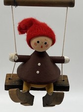Antigo enfeite de Natal sueco balanço de madeira criança Suécia chapéu vermelho feito à mão comprar usado  Enviando para Brazil