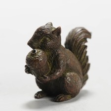 Używany, XIX / XX wiek Brąz Wiewiórka Netsuke z orzechem Japońska Japonia Podpisana na sprzedaż  Wysyłka do Poland
