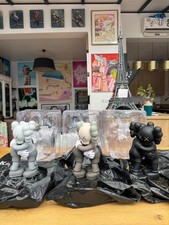 Kaws set grey d'occasion Kaws set grey d'occasion  Arcueil