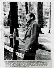 Usado, 1972 Press Photo Presidente Nixon relaxa ao lado de cerca de madeira em Camp David, MD comprar usado  Enviando para Brazil