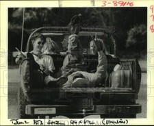 1989 Press Photo William Walker e Roy Hills em Truck Bed, Covington, Louisiana comprar usado  Enviando para Brazil