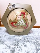 Bola oficial de futebol Adidas Fevernova Copa do Mundo FIFA 2002 para exibição comprar usado  Enviando para Brazil