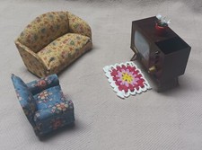 Móveis vintage de madeira e plástico para casa de bonecas - Sofá, cadeira e televisão + 2 acessórios comprar usado  Enviando para Brazil