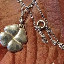 Collier pendentif trèfle d'occasion Collier pendentif trèfle d'occasion  Le Luc