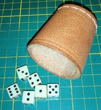 Kleiner würfelbecher würfel gebraucht kaufen  Rabenau