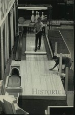 1989 Press Photo Workers montou pista de boliche para Milwaukee Sentinel Sports Show comprar usado  Enviando para Brazil