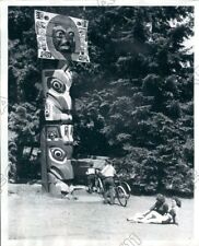 1958 Totem grande poste em um parque com banhistas de sol e ciclistas foto de imprensa comprar usado  Enviando para Brazil