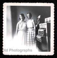 2 MULHERES TRABALHADORAS POSANDO SALA EQUIPAMENTO ELETRÔNICO FOTO ANTIGA/VINTAGE INSTANTÂNEA-C964 comprar usado  Enviando para Brazil