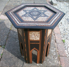 EXCELENTE MESA LATERAL ANTIGA HEXAGONAL ISLÂMICA/SÍRIA INCRUSTADA DE MADEIRA comprar usado  Enviando para Brazil