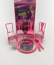 Mesa de jantar e cadeiras Barbie rosa cintilantes 90 não completas para substituição de peças comprar usado Mesa de jantar e cadeiras Barbie rosa cintilantes 90 não completas para substituição de peças comprar usado  Enviando para Brazil