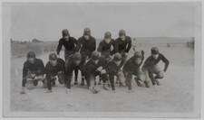 FOTO ANTIGA GRUPO DE JOGADORES DE FUTEBOL TIME COM UNIFORMES DE FUTEBOL CAPACETES DÉCADA DE 1920 comprar usado  Enviando para Brazil