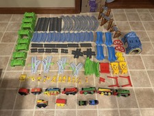 Juego de tren Mattel Gullane Thomas and Friends con vías y accesorios 80+ piezas segunda mano  Embacar hacia Mexico