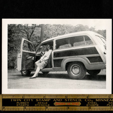 1950 Ford "Woodie" Station Wagon; Lady Driver abre a porta: foto vintage SNAPSHOT comprar usado  Enviando para Brazil