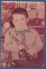 Lindo menino com saxofone, instrumento musical infantil foto vintage soviética comprar usado  Enviando para Brazil