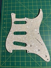 Fender Standard Stratocaster Pearloid 11 furos Strat Pickguard Sss Pearl comprar usado Fender Standard Stratocaster Pearloid 11 furos Strat Pickguard Sss Pearl comprar usado  Enviando para Brazil